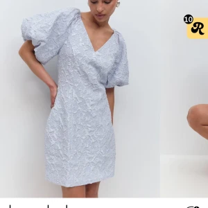 Ljusblå brokadklänning med puffärm  - Säljer en ljusblå kortklänning i brokad med v-ringning och stora puffärmar. Klänningen har en elegant struktur och en figurnära passform som ger en modern siluett. Perfekt för dig som vill sticka ut med stil. Aldrig använd, lapp kvar. HELT SLUTSÅLD! 