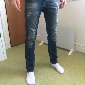 Jack & Jones jeans 👖  - Säljer ett par Slim fit jeans med slitningar från Jack & Jones. Modell: Slim/Glenn 🇮🇹 Storlek: W31 L34. Nypris: 1000kr+, helt okej skick för ett bra pris, priset går att diskutera!
