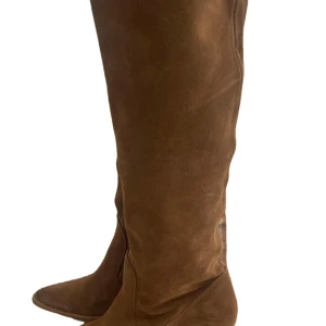  Bronx stövlar/ boots  - Ett par supersnygga bruna stövlar i mocka med en robust klack. Fint skick, använda ca tre gånger.Dyra i inköp!