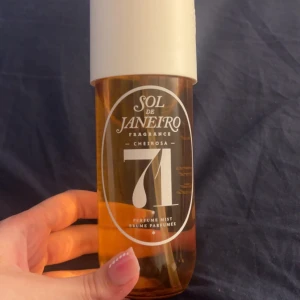 Sol de Janeiro  71 Perfume Mist - En  doftmist från Sol de Janeiro, Cheirosa 71. Flaskan är genomskinlig med bärnstensfärgad vätska och har ett vitt lock. Perfekt för dig som gillar varma, karamelliga och gourmand-dofter. Endast några få sprut använda