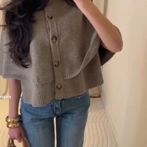 Beige stickad kofta med knappar från ZARA - Säljer denna superfina beiga stickade koftan från ZARA med cape-liknande design. Aldrig använd!🥰