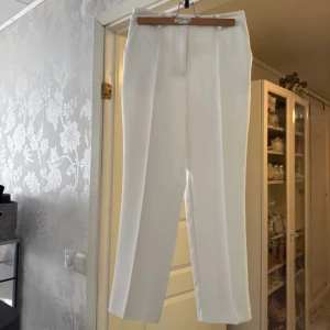 Vita kostymbyxor - Säljer ett par vita kostymbyxor. Jag är 160cm för referens 