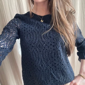 Mörkblå spetsblus från Massimo Dutti - Säljer en mörkblå blus från Massimo Dutti i vacker spets med lång ärm!💗💗 Blusen har rund halsringning och är fodrad framtill, men ärmarna är genombrutna. Perfekt för dig som gillar detaljer och stilren design.