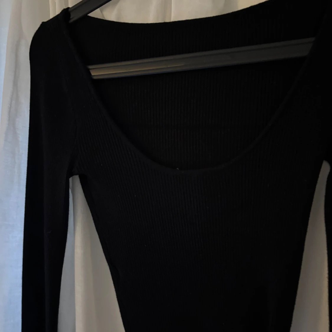 Svart ribbad långärmad topp - 1