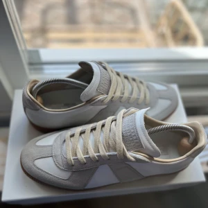 Maison Margiela 22  - Säljer nu ett par stilrena Maison Margiela i storleken 43. Skorna är använda endast en gång då de var för små för mig. Perfekta nu till sommaren! Om du har några frågor eller fungerar är det bara att fråga på! Priset är ej hugget i sten. 