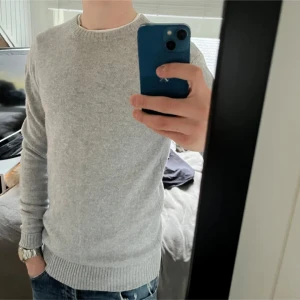 Grå stickad ull cashmir tröja från John Henric - Säljer en grå stickad tröja från John Hendric i ull och cashmir i storlek M i nytt skick 