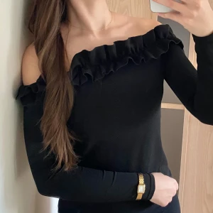 Svart volangtopp - Svart festlig off shoulder topp med volanger.