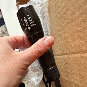 SUPERSTARK FICKLAMPA 🔦  - Säljer en LED ficklampa. Den har justerbar zoom och olika ljusstyrkor. Laddas via USB. Superstark ficklampa, vattentät och med mest lumen för pengarna! Den har 3500 lumen och lyser upp stora områden med marknadens bästa LED-diod, CREE XM-L T6. Perfekt vid krissituationer och strömavbrott. En kompakt enkel kraftfull ficklampa med lång batteritid