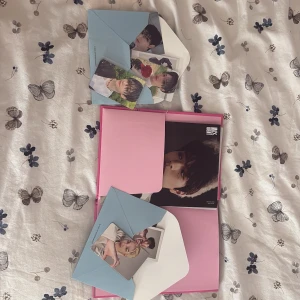 Maxident, kpop, straykids - Säljer en fotobok med rosa omslag fylld med idolbilder och flera fotokort i färg. Fotokorten ligger i blåa kuvert och visar olika personer i olika poser. Perfekt för samlare av K-pop eller idolbilder. Det inkluderar Felix speciella kort.