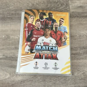 Topps Match Attax samlaralbum 2023/24 - Säljer ett Match Attax samlaralbum från säsongen 2024/25 med fotbollskort från UEFA Champions League, Europa League och Conference League. Albumet har färgglada omslag och innehåller flera sidor med olika spelarkort och specialkort. Och det finns mer kort än det där men det där är dom bästa 