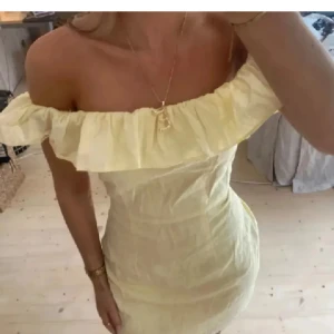 Gul klänning - Säljer denna gula klänningen😍två första bilderna är lånade!