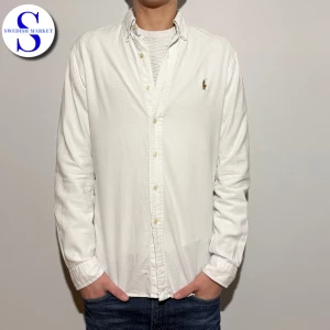 Ralph Lauren Skjorta - - Ralph Lauren Skjorta — Storlek S — 8/10 - Bra skick, Slimfit lappen bortdragen se bild 4 — Inkluderat - Skjorta — Retail 1700kr — Modellen är 180cm, 65kg