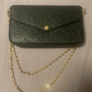 Väska - Ej riktig!!! Tappat lite färg på kedjan men det syns knappt