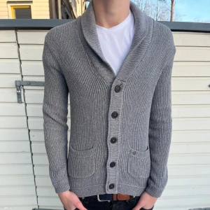 Stickad cardigan - Tja! Säljer nu denna sjukt snygga cardigan. Skick 9/10 toppskick utan defekter. Nypris ligger runt 899kr men säljs nu för endast 399kr. Hör gärna av er vid minsta lilla fundering.