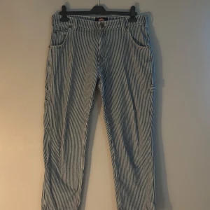 Dickies Carpenter byxor  - Säljer ett par carlenter byxor från dickies. De är i storlek 33/32 men är egentligen inte så store i midjan. Skulle liknas till S-M.