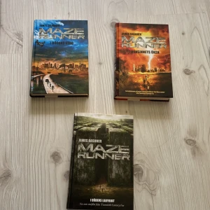 Maze Runner-trilogin av James Dashner - Säljer tre böcker ur Maze Runner-serien av James Dashner: 'I dödens stad', 'I vansinnets öken' och 'I dödens labyrint'. Omslagen har dramatiska illustrationer med stadsmiljö, öken och labyrint. Perfekt för dig som gillar spännande dystopisk science fiction.