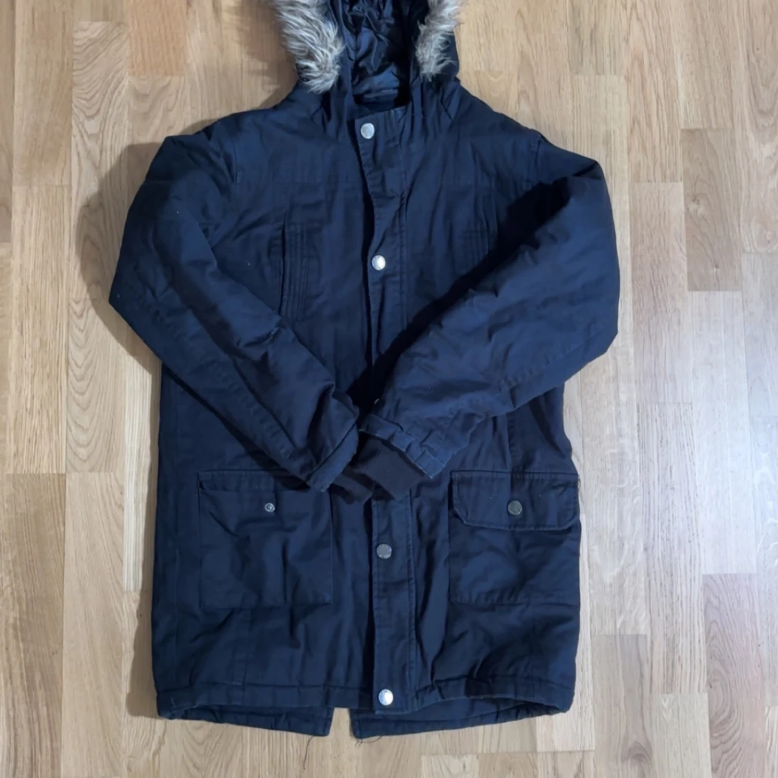 Svart parkajacka med fuskpäls från Pepperts! Teens