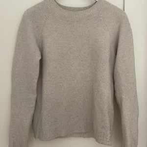 Beige stickad tröja från Vero Moda - Säljer en enkel och stilren beige stickad tröja från Vero Moda. Tröjan har rund halsringning, långa ärmar och ribbade muddar vid ärmslut och nederkant. Perfekt basplagg till garderoben. Den är använd så den är ganska nppprig. Tar emot frågor och priset kan diskuteras🤗🌸🫶🏻💗💓🌷😽