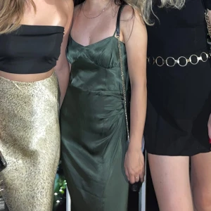 Grön klänning från Zara - Superfin klänning från Zara som jag endast använt nån gång. Kommer inte till användning längre. Går ner till ankeln på mig som är 152 cm men är meningen att den ska vara kortare för nån som är längre