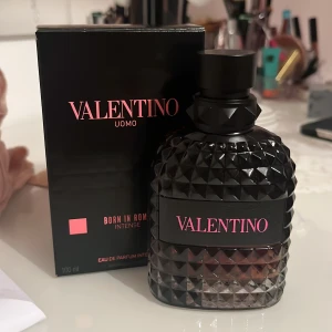 Valentino Uomo Born In Roma Intense EdP 100ml - Herrparfym från Valentino, Born In Roma Intense. Flaskan rymmer 100 ml, Eau de Parfum. Fick den i present förra veckan så har aldrig använt den 💕
