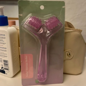Facial Massage Roller - När jag köpte denna så hade jag förväntat mig något annat så då blev de fel och därför till säljes. Billigt och bra pris! 🏆 kommer i original-förpackning! 