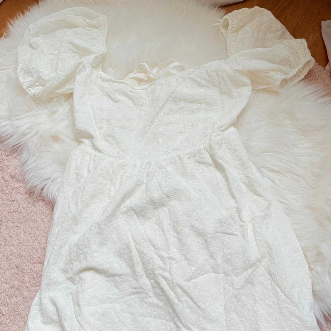 Vit klänning med puffärmar och broderade detaljer - 3