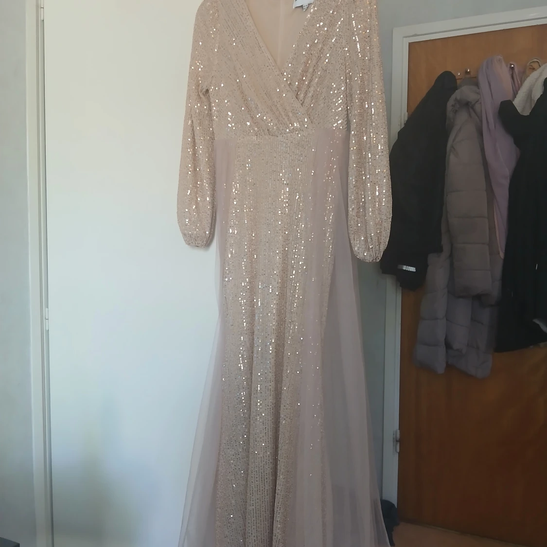 Champagnefärgad långklänning med paljetter - 2