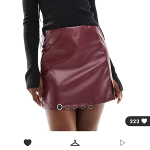 Vinröd/brun skinnkjol  - Vinröd/brun kort kjol i skinnimitation, tight passform och slät yta, perfekt för en trendig look. Helt ny med prislapp kvar, köpt för 349kr.