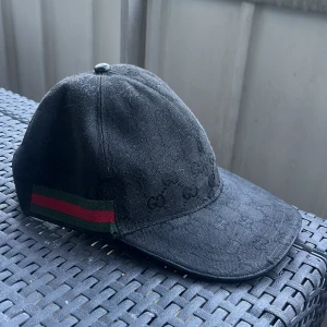 Svart keps från Gucci med logomönster - Säljer nu min svarta gucci keps. En äkta gucci keps från Gucci, Har haft den ett tag men inga skador på den. Jag säljer nu för jag inte använder den! priset är inte hugget i sten, skriv för fler bilder eller funderingar👍