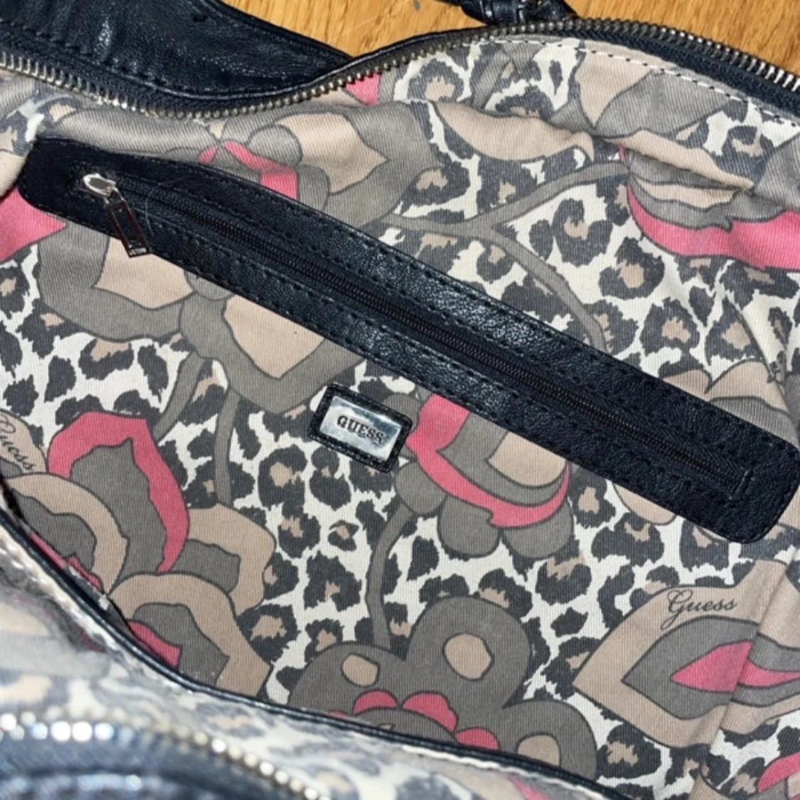 Svart axelväska från Guess med kedjedetalj - 2