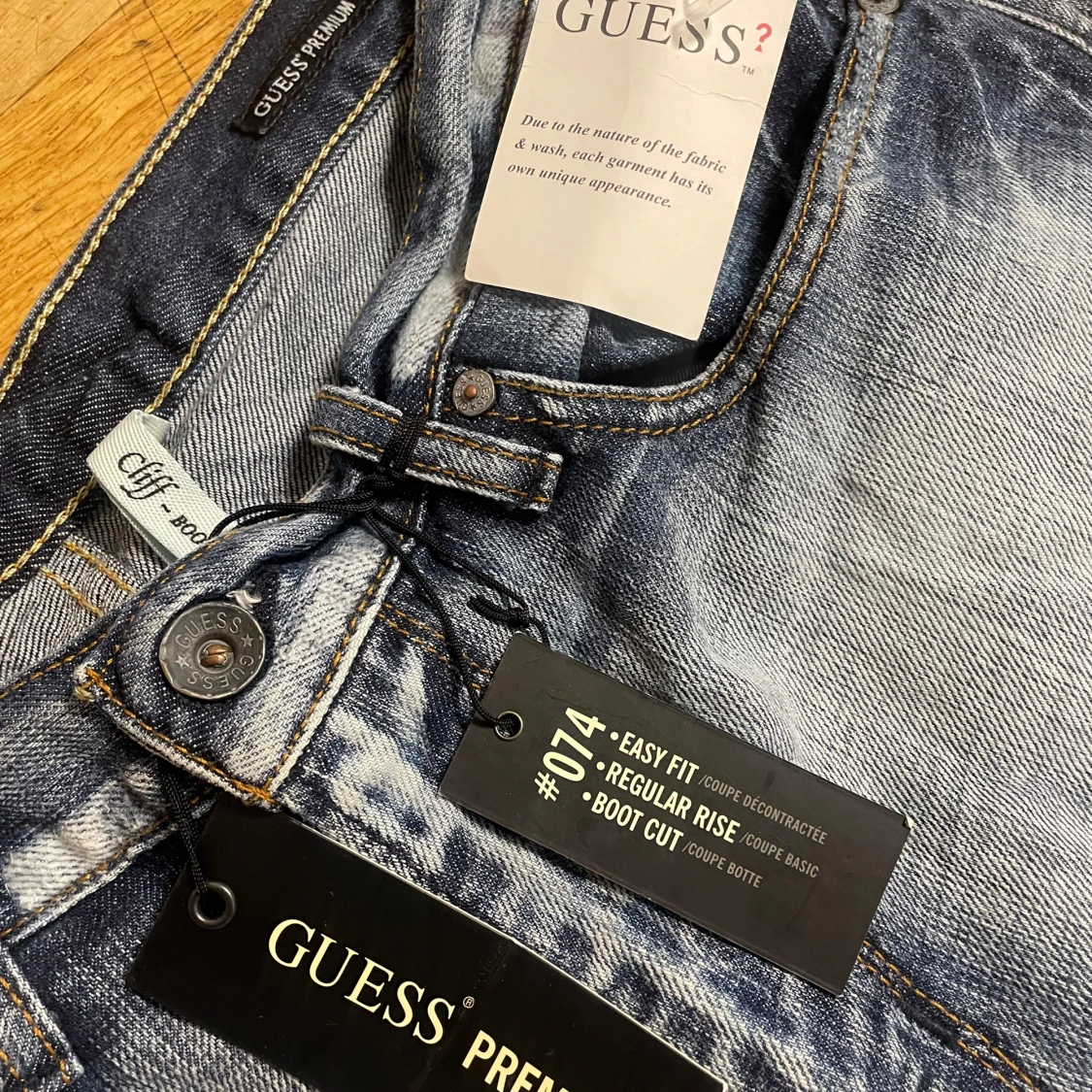 Blå bootcut jeans från Guess - 2