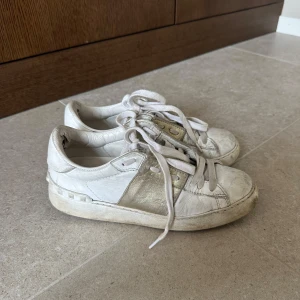 Vita sneakers från Valentino - Säljer mina Valentino skor, köpta förra sommaren. Köptes på Plick i nästan nytt skick men är ganska slitna nu. Kom med prisförslag. Har bytt ut snörena