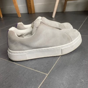 Eytys sneakers - Säljer ett par populära Doja Suefe sneakers från Eytys i storlek 39! Ganska bra skick med nån små slitning, köptes för 1999kr, orderbekräftelse/kvitto finns! 🥰 skriv vid fler frågor 