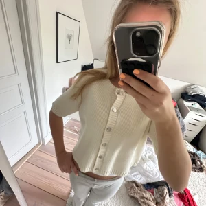 Vit stickad kofta  - Jätte snygg vit kofta! Skriv vid frågor🥰🌟