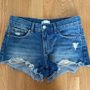 Låg midjade jeansshorts - Säljer min lågmidjade jeansshorts från Gina tricot. Säljer pgv att dem är förstora. Perfekt nu till sommaren! Skrive för mer bilder elr frågor💗