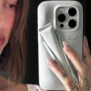 Rhode lip case grey - Rhode mobil skal i färgen ljus grå, hört ny oanvänd. Perfekt för att alltid ha återfuktade läppar nära till hands.