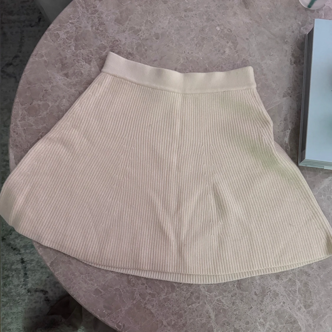 Beige ribbad kortkjol