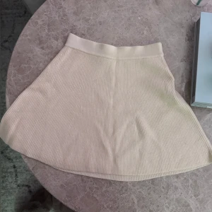 Beige ribbad kortkjol - Ribbad kjol från Zara barn, passar storlek xs-s