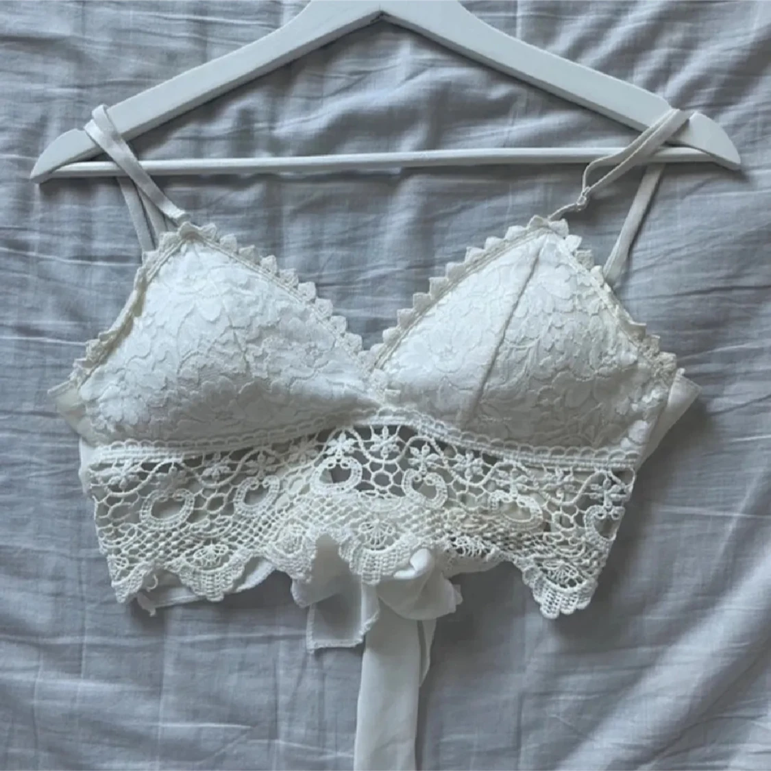 Vit spetsig croppad linnetopp