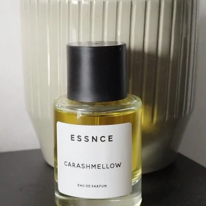ESSNCE Carashmellow - Sparsamt använd, nästan full Carashmellow säljes då jag sträcker mig efter andra dofter. 