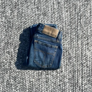 Tiger of sweden jeans - Säljer ett par riktigt snygga blå tiger of sweden i storlek 26/32, riktigt bra skick! Priset kan diskuteras vid snabb affär! Mvh Scandi Reventio 
