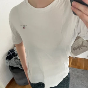GANT T-shirt  - Vit GANT T-shirt. Perfekt basplagg att ha i garderoben. Storlek 176 skulle säga M, skriv vid frågor 