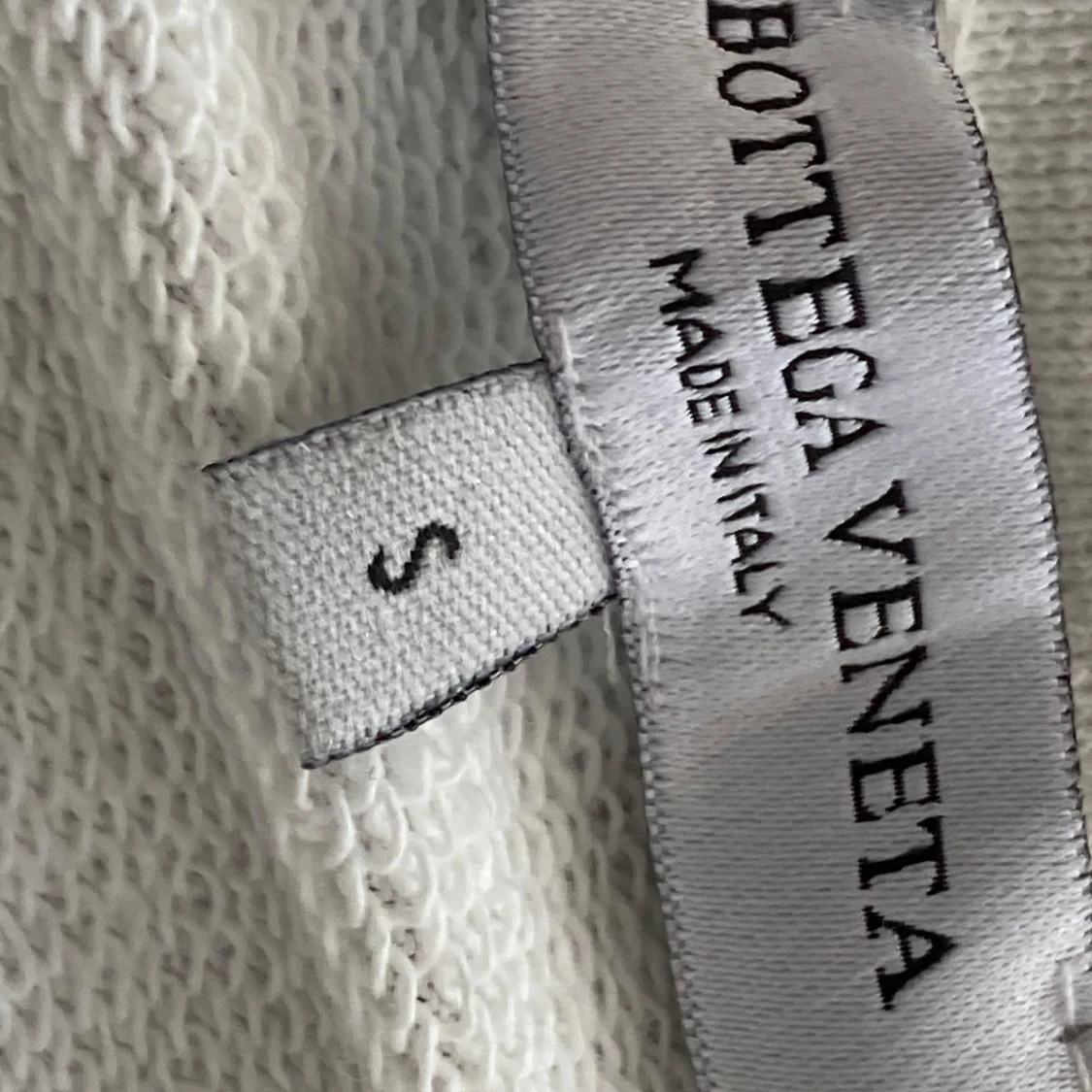 Vit sweatshirt från Bottega Veneta med grön sko-tryck - 2