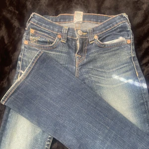 True Religion jeans med kontrastsömmar - Bootcut passform low waist Midjemått 35x2cm innerben 71cm | defekt på sista bild innan var det mer tydligt att det var loggan. Har inte så mycket stretch dock. Prisst kan alltid diskuteras 
