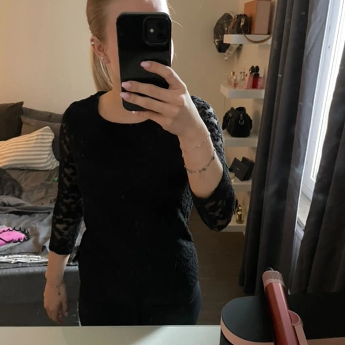 Svart stickad tröja med spetsärmar