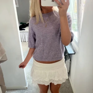 Stickad t-shirt - Stickad t-shirt från selected femme som har används fåtal gånger så är i bra skick💕