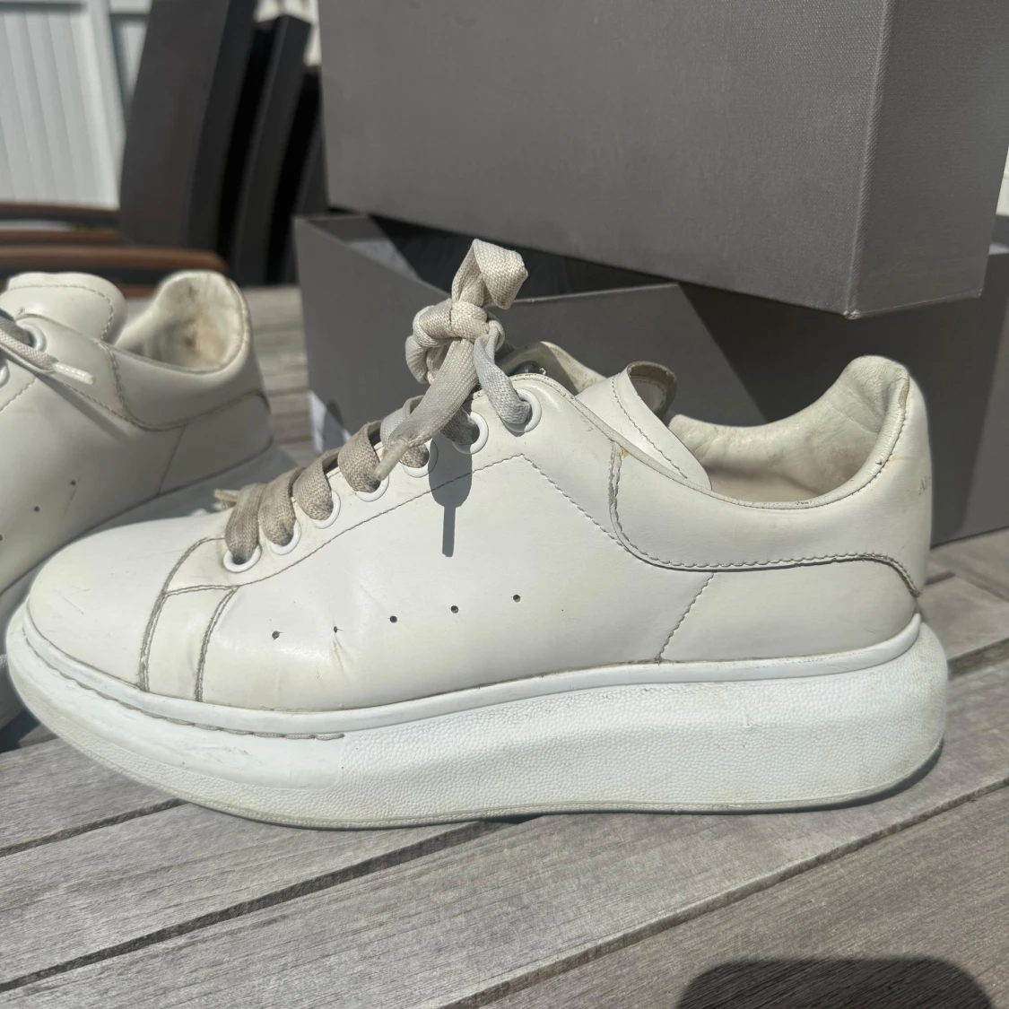 Vita sneakers från Alexander McQueen