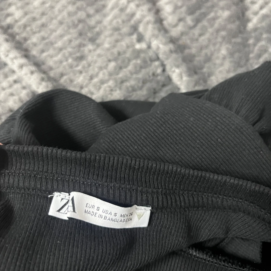 Svart ribbad topp med volangärmar från Zara - 2