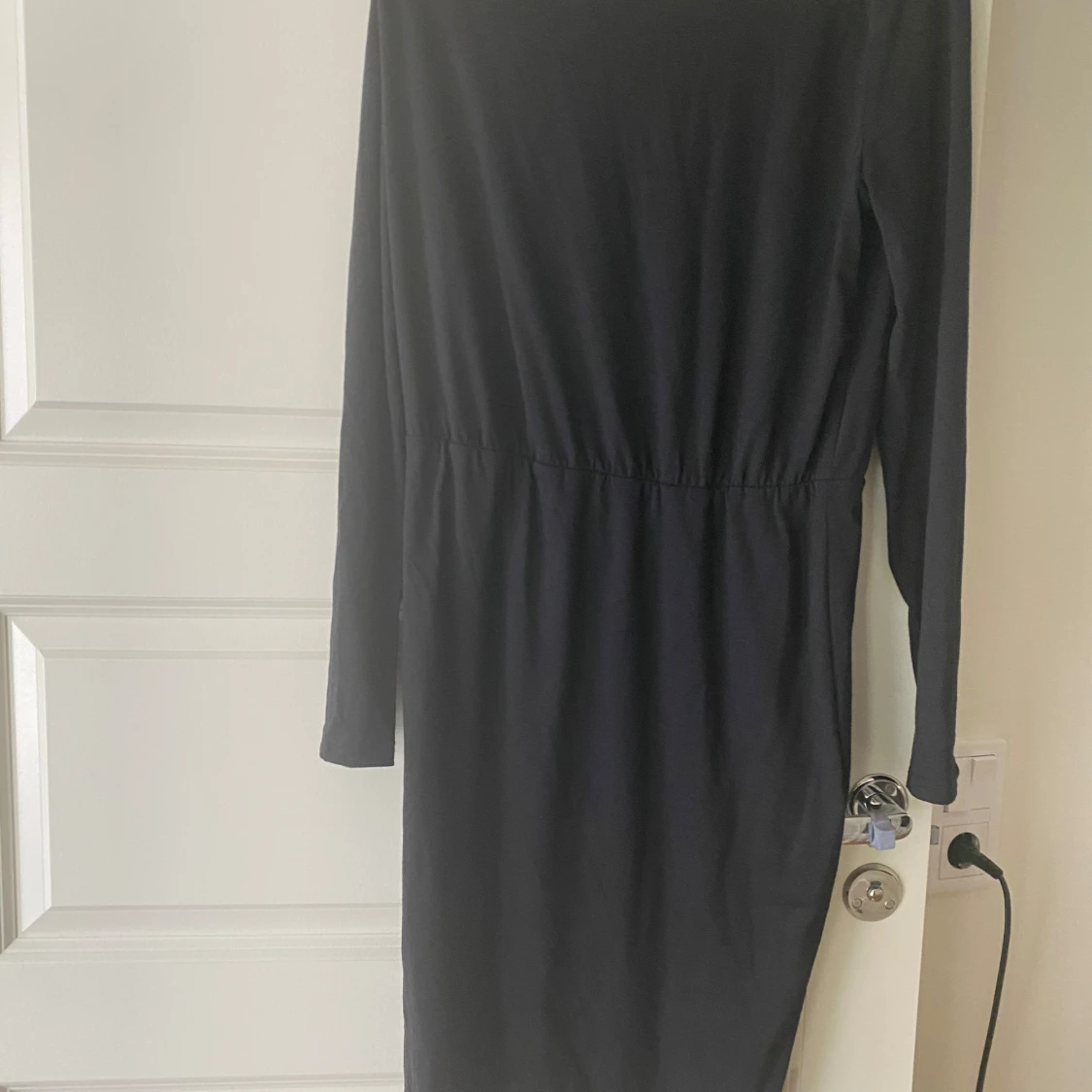 Svart långärmad klänning med resår i midjan