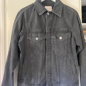 Jeans Jacka - Svart jeans jacka ifrån Vailent använd några gånger. 